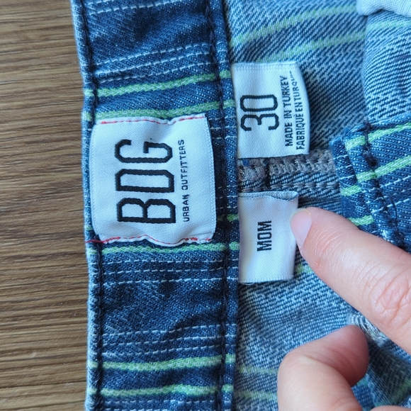 Urban Outfitters Stripped Denim Mom Shorts Size 30 - Picture 5 of 7